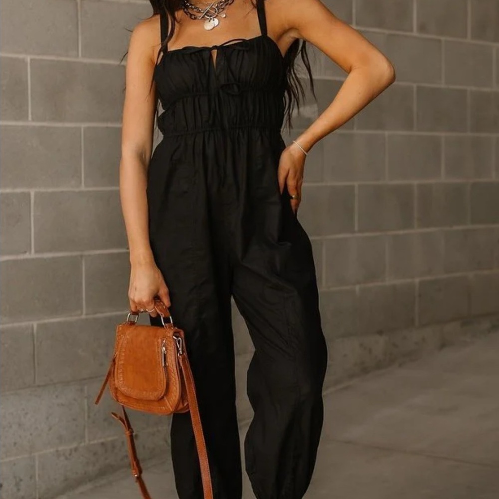 Mindy mays black jumpsuit 
Size large 
Brand new with tags 
Fits size 12-14